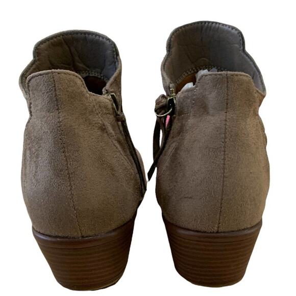 Streetware society booties size 8. Taupe faux suede. Manmade materials. - Picture 6 of 7